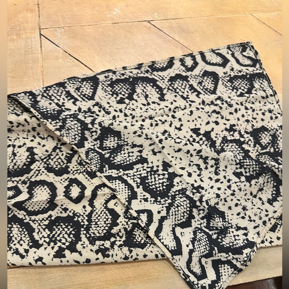 Buddy Love Women's Blouse Snake Print Bell Sleeves Size Small - Picture 8 of 8